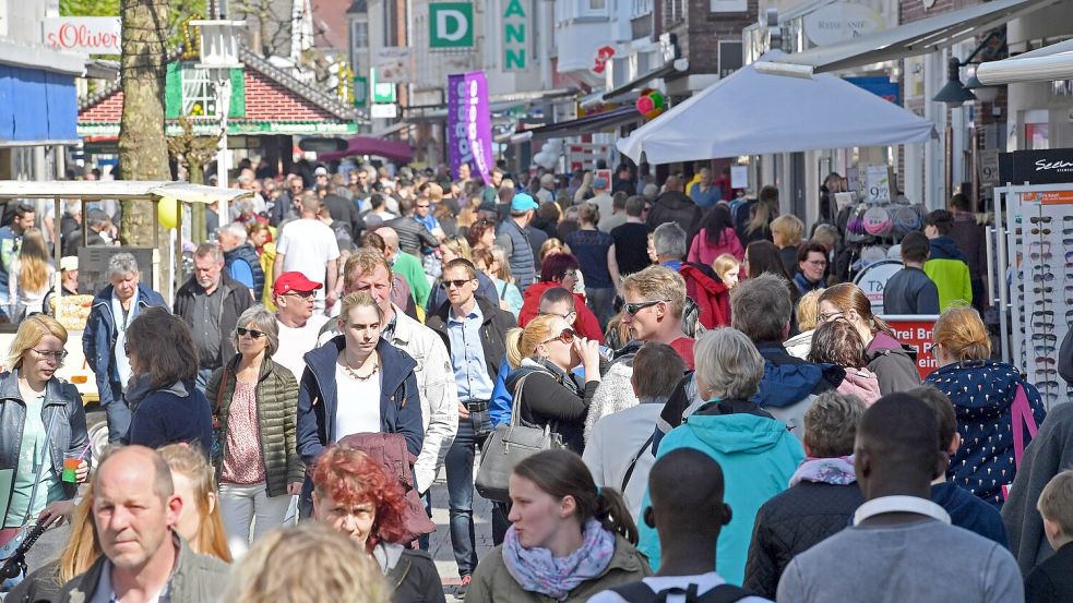 Am verkaufsoffenen Sonntag zum Geranienmarkt im Mai ist die Auricher Fußgängerzone erfahrungsgemäß proppenvoll. Foto: Archiv/Ortgies