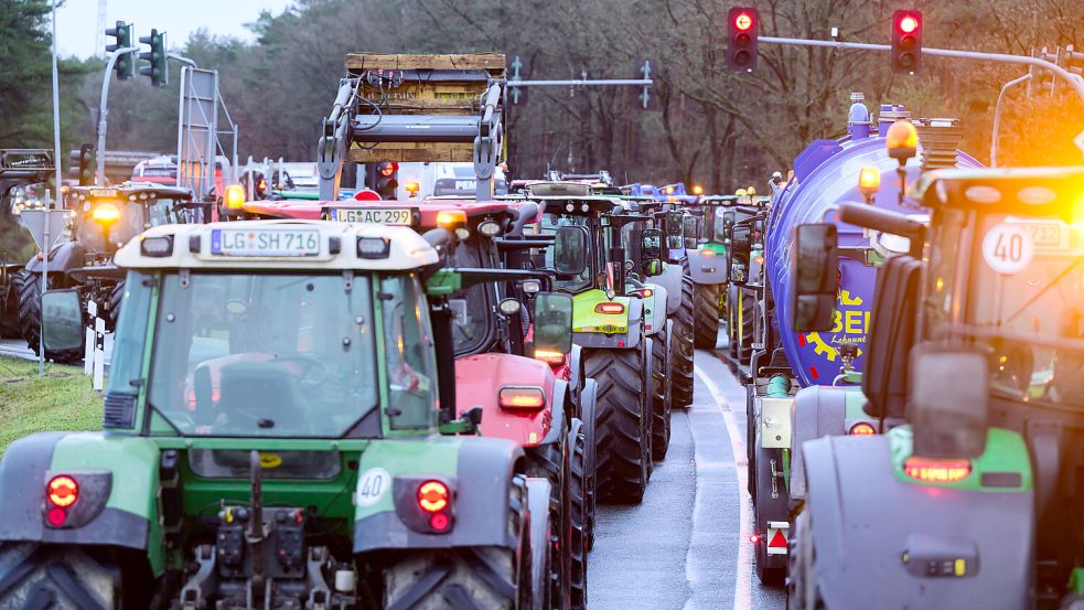 Das Foto vom Donnerstag zeigt, was passiert, wenn Landwirte Verkehrsknotenpunkte dichtmachen. Hier: eine Auffahrt zur A7 bei Soltau. Bekommen die Bauern am 8. Januar Unterstützung von Spediteuren? Foto: Schulze/dpa