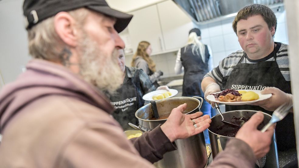 Das Team der Suppenküche der Christuskirchengemeinde Leer versorgt Bedürftige mit Mahlzeiten: ein Engagement, das Hoffnung schenkt. Foto: Ortgies