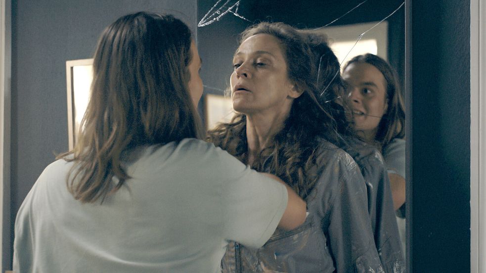 Annette (Jeanette Hain, r.) und Lucas Baer (Bela Gábor Lenz) haben im neuen Tatort ein etwas problematisches Mutter-Sohn-Verhältnis. Foto: HR/Pressestelle