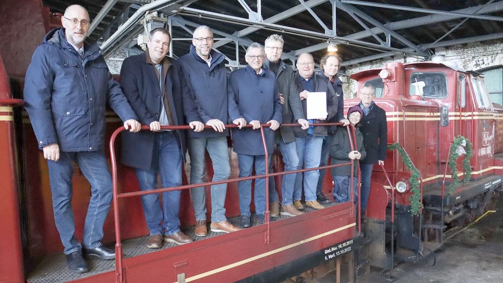 MKO-Vorsitzender Christian Walther (Vierter von links) erhielt den Förderbescheid überreicht von Erwin Sell (Samtgemeindebürgermeister Hage), Florian Eiben (Bürgermeister Norden), Uwe Trännapp (Gemeinde Dornum), Landrat Olaf Meinen, Fredy Fischer (Gemeinde Großheide). Foto: Landkreis