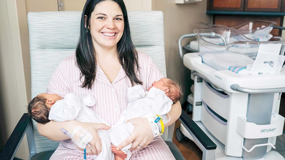 Die 32-jährige Kelsey Hatcher brachte mit Roxi Layla (.) and Rebel Laken (r.) Zwillinge aus zwei Gebärmüttern zur Welt. Foto: ANDREA MABRY/University of Alabama Birmingham/AFP