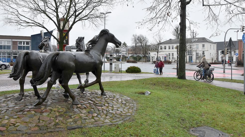 Keine blockierenden Trecker in Sicht: Auf der Pferdemarkt-Kreuzung in Aurich fließt der Verkehr bislang reibungslos. Foto: Thomas Dirks
