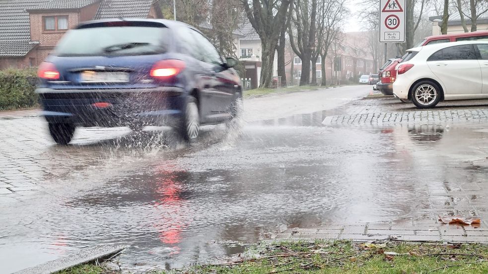 Bei der Greta-Schoon-Schule in der Leeraner Oststadt hat sich eine große Pfütze gebildet. Das Wasser fließt durch den Straßenablauf nur sehr langsam ab. Foto: Bothe