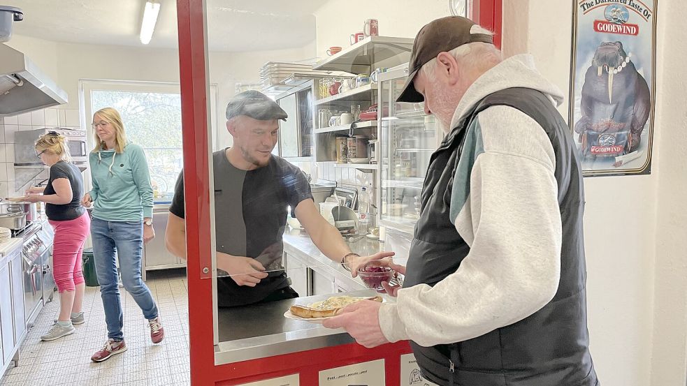 Immer gut nachgefragt: das Mittagessen im Tagesaufenthalt. Leiter Andy Dannecker ist wie die Kolleginnen regelmäßig mit der Essensausgabe beschäftigt. Foto: Schuurman