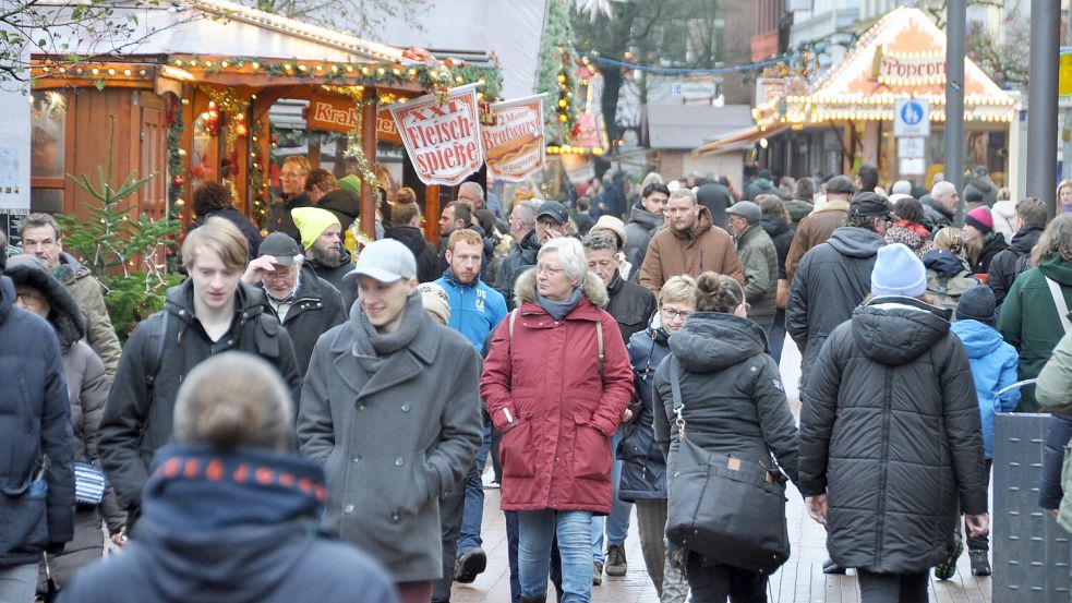 Die Menschen nutzten die letzte Gelegenheit, um in diesem Jahr vor Weihnachten noch einmal über den Weihnachtsmarkt zu gehen. Foto: Wolters