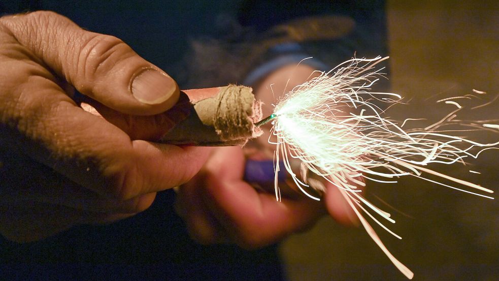 An Silvester wird wieder geböllert – manche nutzen die Nacht, um Einsatzkräfte anzugreifen. Foto: dpa