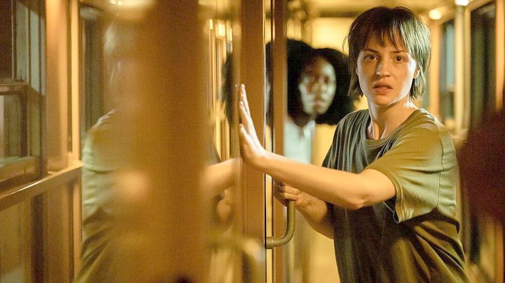 Nichts ist mehr, wie es war, als Emily (Sarah Mahita) im Nachtzug aufwacht. Foto: WDR/Constantin Film/Michel Vertongen