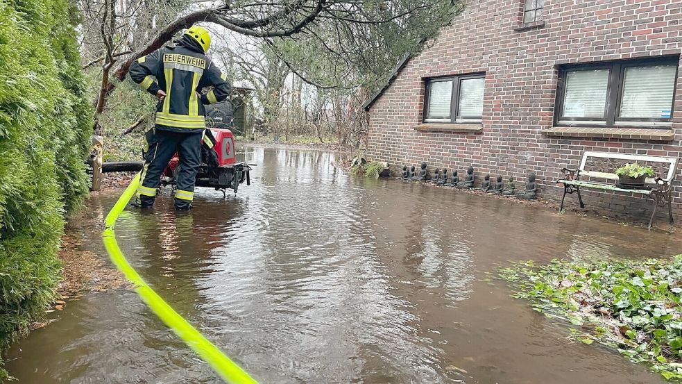 Der Wasserstand war immer weiter gestiegen. Fotos: Malte Gerbers, Feuerwehr Samtgemeinde Holtriem