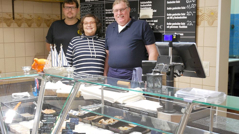 Schließen ihr gemeinsames Geschäft zum Ende des Jahres: Geerd Geerds Byl (von links) und seine Eltern Bärbel Könzgen-Byl und Geerd Byl. Foto: Ferber