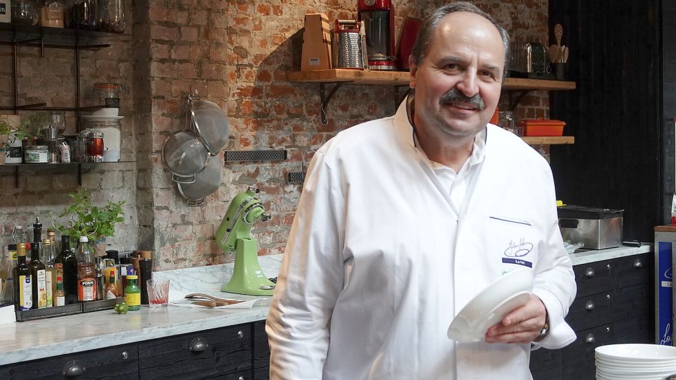 Fernsehkoch Johann Lafer isst an Heiligabend Rinderfilet mit ein paar Beilagen. Uns hat er ein Weihnachtsrezept für Ente à l‘orange gegeben. Foto: dpa