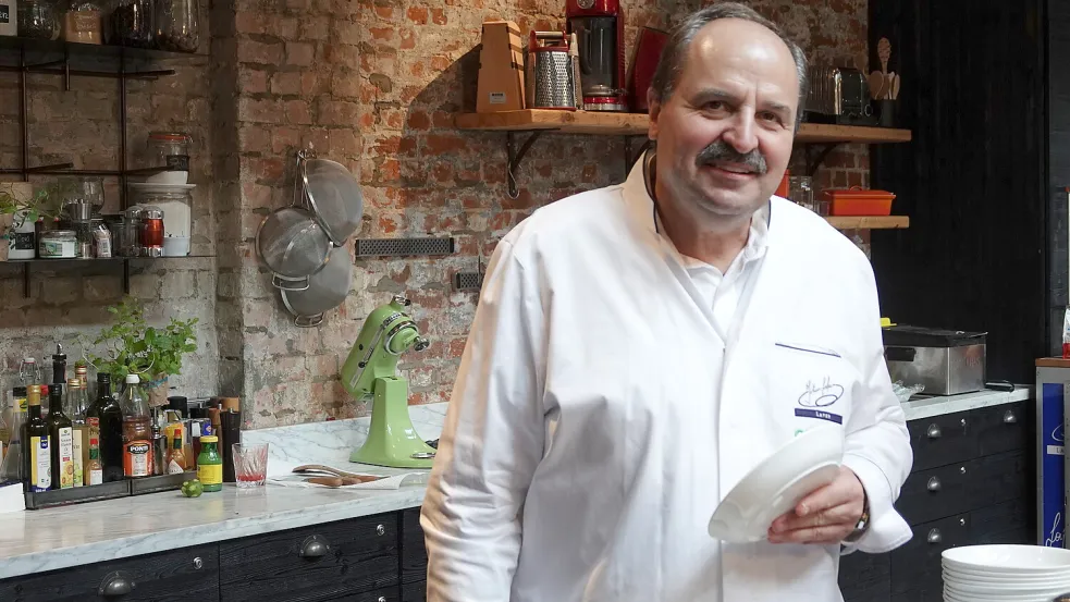 Fernsehkoch Johann Lafer isst an Heiligabend Rinderfilet mit ein paar Beilagen. Uns hat er ein Weihnachtsrezept für Ente à l‘orange gegeben. Foto: dpa