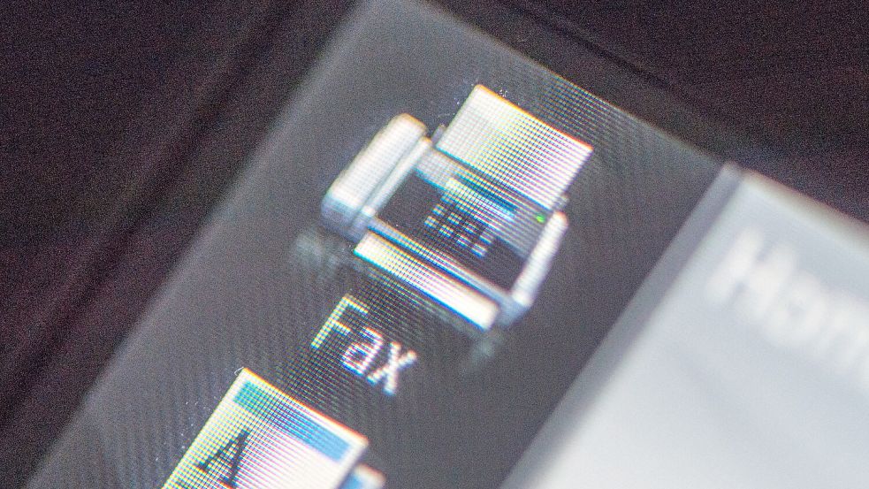 Faxgeräte gelten als rückständig, sind aber in Niedersachsens Behörden vielfach noch im Einsatz. Foto: Armin Weigel/dpa