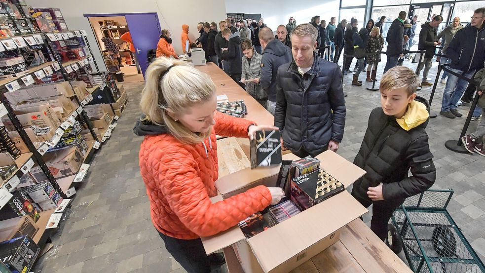 Mit Vorbestellungen ging der Feuerwerkverkauf 2022 im „Feuerwerk“ in Bunde reibungsloser vonstatten als mancherorts. Foto: Ortgies/Archiv