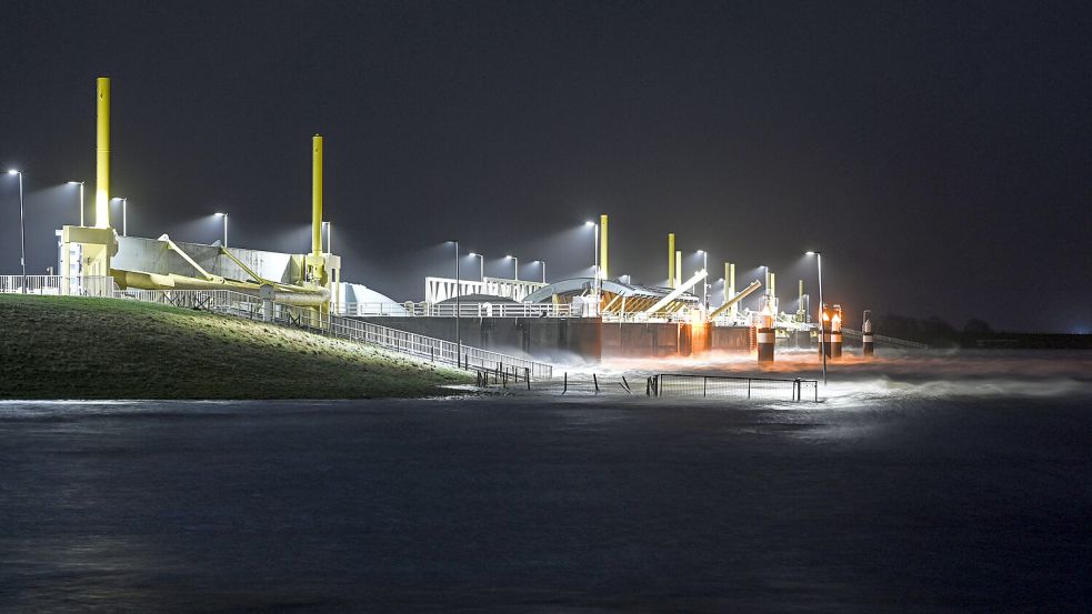 Die Flächen vor Emssperrwerk in Gandersum sind komplett überflutet, das Wasser geht bis zum Deich. Der Deutsche Wetterdienst rechnet insbesondere an der Nordseeküste während des Sturmtiefs „Zoltan“ auch mit orkanartigen Böen. Außerdem besteht laut Experten die Gefahr von Sturmfluten. Foto: Lars Penning/dpa