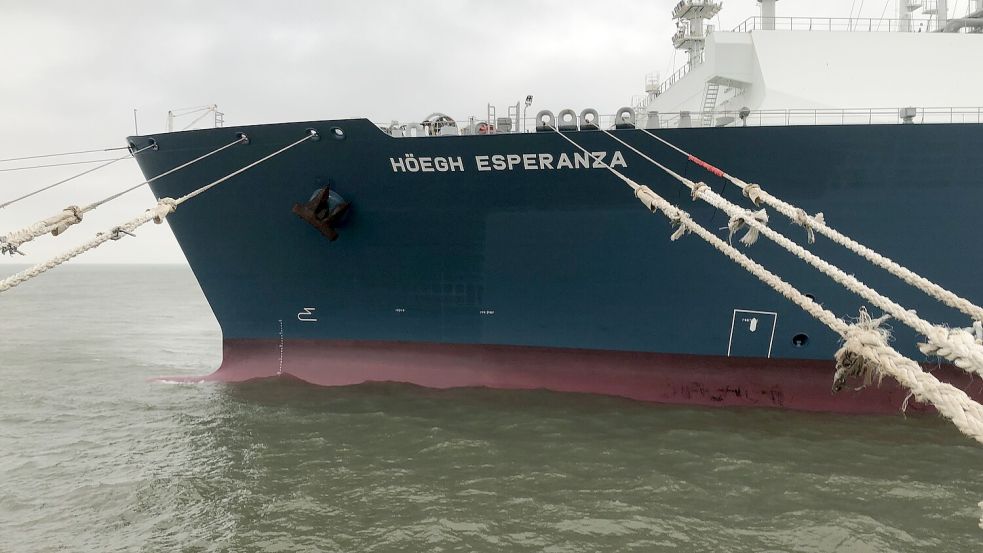 Die „Hoegh Esperanza“ liegt fest vertäut an einem Anleger vor Hooksiel bei Wilhelmshaven. Foto: Medienhaus Jade-Weser