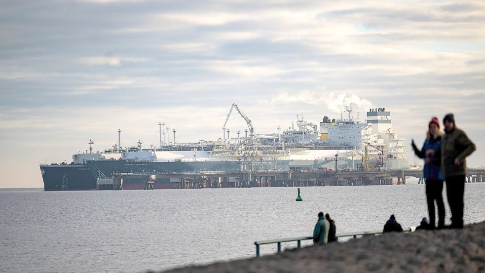 LNG-Tanker übergeben ihre Ladung an die „Hoegh Esperanza“.Foto: dpa