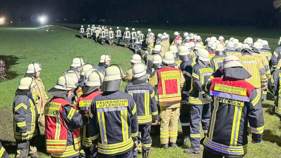 In Uplengen bildete die Feuerwehr eine Menschenkette. Foto: Loger