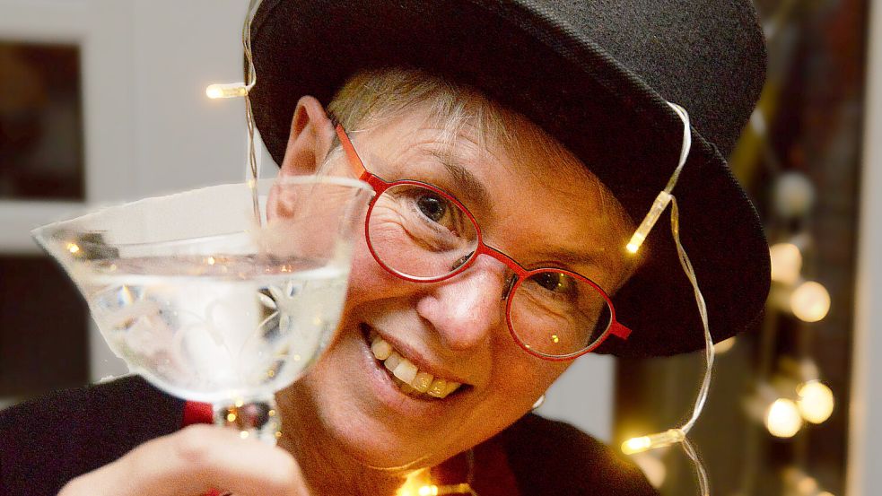 Prost Neujahr! Karin Lüppen stößt Silvester gerne an. Foto: Fiks