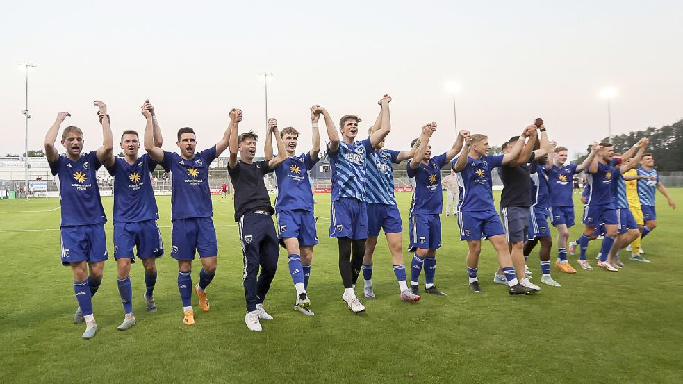 Die Mannschaft von Kickers Emden hofft, dass auch im neuen Jahr viel gejubelt werden kann. Archivfoto: Doden/Emden