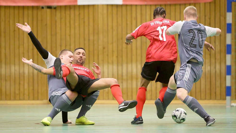 Im ersten Spiel der Gruppe 1 behielt der SV Jheringsfehn/Stikelkamp/Timmel (graue Trikots) mit 6:3 gegen Frisia Loga die Oberhand. Fotos: Doden/Emden