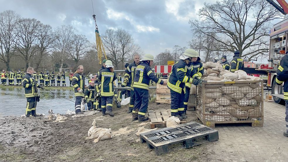 In Langholt verstärkten die Feuerwehrleute den Deich mit Sandsäcken - stundenlang waren sie im Dauereinsatz. Foto: Hellmers