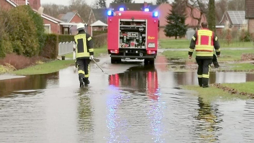 Die Feuerwehr war am zweiten Weihnachtsfeiertag in Langholt im Einsatz. Straßen standen unter Wasser. Eine Evakuierung wurde in Betracht gezogen. Foto: privat
