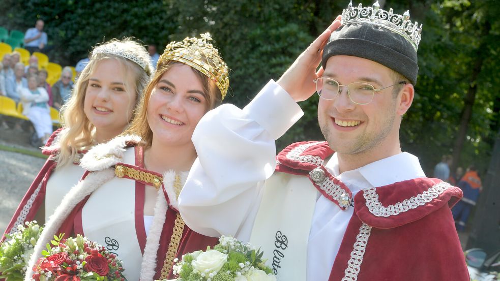 Yannik Willms ist der erste Blütenprinz in der Geschichte des Wiesmoorer Blütenfestes. Hier posiert er mit Blütenkönigin Leonie Landherr (Mitte) und Prinzessin Kim Schlüter. Foto: Archiv/Ortgies