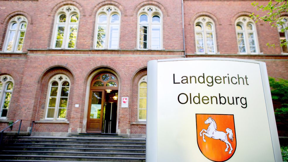 Vor dem Landgericht in Oldenburg ist ein 43-Jähriger zu acht Jahren und drei Monaten Haft verurteilt worden. Auch weitere Angeklagte müssen ins Gefängnis. Foto: DPA