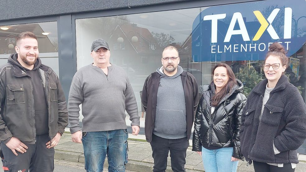 Thomas Groblica (Zweiter von links) ist der neue Chef bei Taxi Elmenhorst. Ohne sein Team hätte er die Übernahme aber wohl nicht so geschafft, sagt er. Auf dem Foto sind mit ihm zu sehen (von links) Thomas Groblica Junior, André Ruhr, Anna Kurrelvink und Neele Abels. Foto: Hanssen