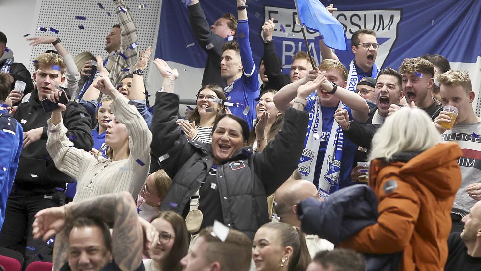 Die große Fangruppe von Blau-Weiß Borssum hatte viel zu jubeln. Ihr Team feierte drei Siege in drei Spielen und erzielte dabei 17 Tore. Foto: Doden/Emden