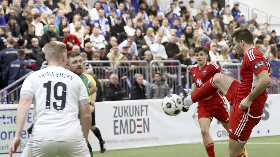 Kickers Emden (rechts Tido Steffens) zog vor und mit Frisia Emden in die nächste Runde ein. Foto: Doden/Emden