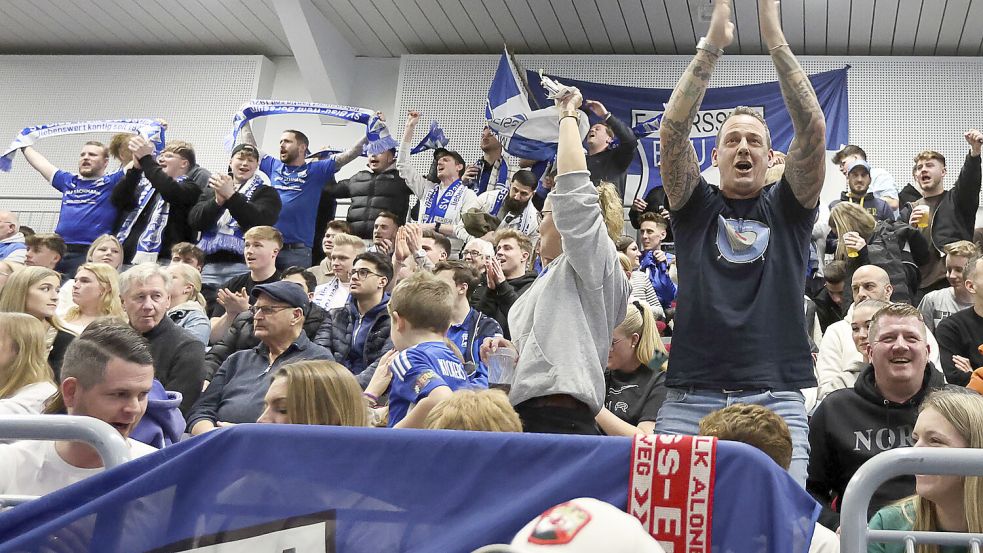Stimmungsvoll ging es in vielen Spielen des Abends auch auf den Tribünen zu. Foto: Doden/Emden
