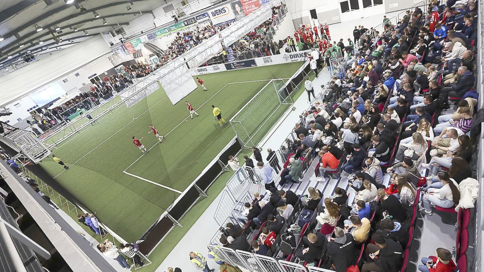 Die Nordseehalle wurde wieder zur Fußball-Arena umgebaut. Am Freitagabend steht der Sieger fest. Foto: Doden/Emden