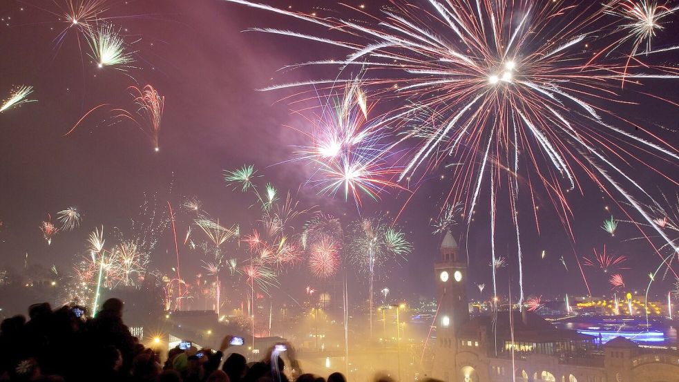 Sieht schön aus, ist aber nicht ungefährlich: Silvester kommt es immer wieder zu Verletzungen durch Feuerwerk. Foto: Warmuth/DPA