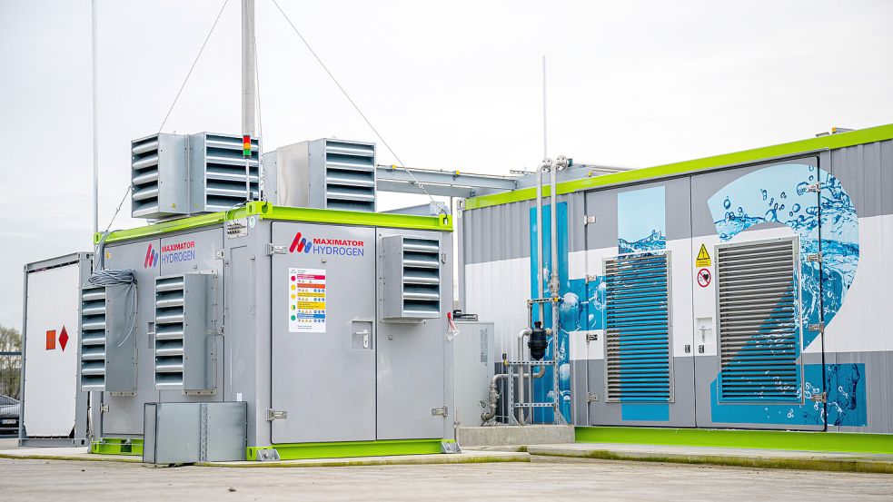 So sieht ein Elektrolyseur zur Herstellung von Wasserstoff aus. Diese Anlage steht in Cuxhaven. Der Elektrolyseur des Emder H2Nord-Projekts muss noch genehmigt werden. Foto: Sina Schuldt/dpa