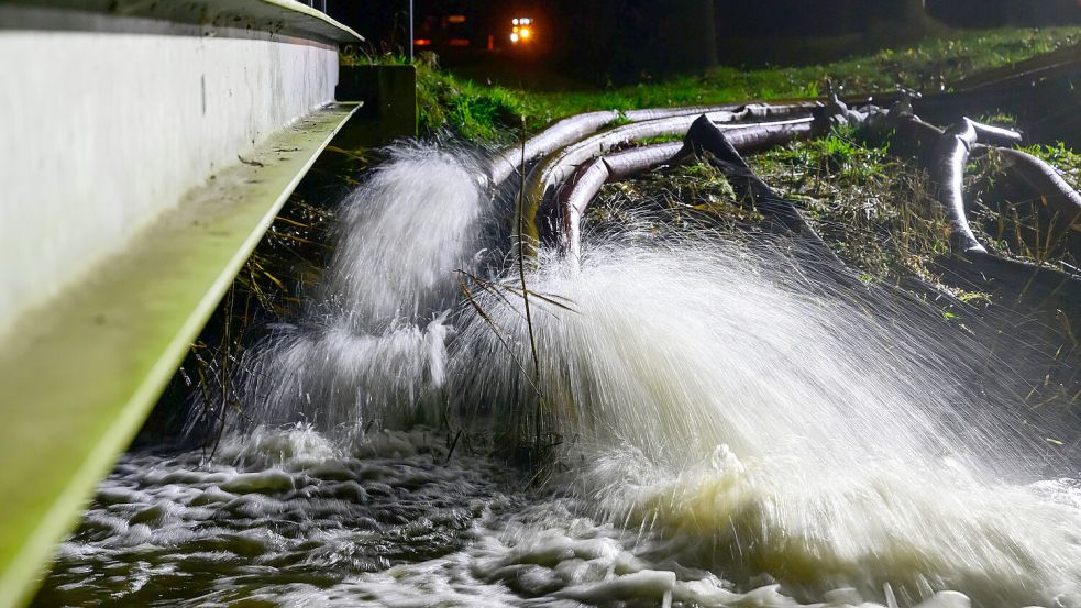Hochwasserlage in Niedersachsen: Mit Pumpen vom THW wird Wasser unweit der Aller umgepumpt. Foto: dpa/Philipp Schulze