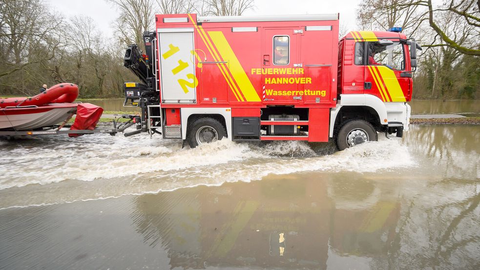 In Hannover bargen Einsatzkräfte der Wasserrettung einen 75-jährigen aus dem Hochwasser. Foto: dpa/Julian Stratenschulte