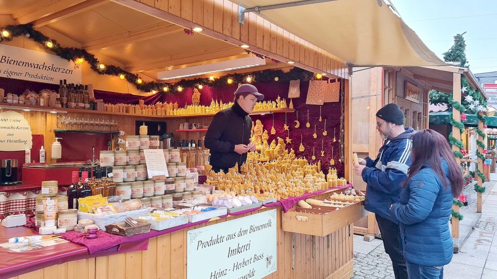 Die Kerzen locken auch nach den Feiertagen Kundschaft an. Foto: Cordes