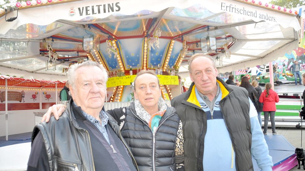 Das Bild zeigt Manfred Wilken (links) 2017 mit 86 Jahren als ältesten Schausteller auf dem Gallimarkt in Leer. Außerdem sind seine Frau Meike und Schwiegersohn Klaus Alberts zu sehen. Foto: Wieking/Archiv