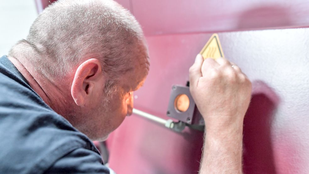 Firmentechniker Robert Fabig überwacht und betreut die Anlage. Foto: Ortgies