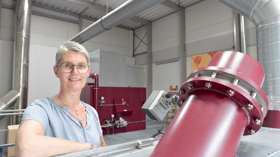 Birgit Klinkenborg im Raum mit dem Ofen (im Hintergrund) und der Anlage zur Rauchgasbehandlung. Foto: Ortgies