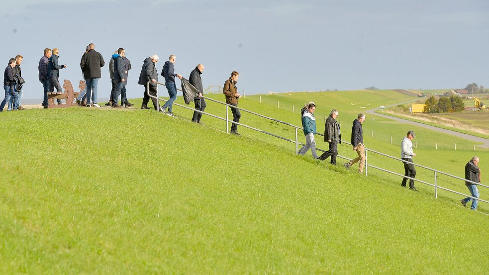 Ein Foto von der Deichschau vor zwei Wochen: Die ostfriesischen Deiche sind deutlich höher als die an der Ostsee. Foto: Ortgies/Archiv