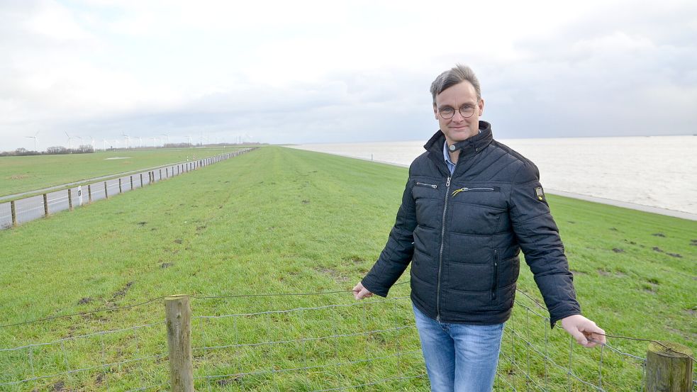 Gerd-Udo Heikens ist als Oberdeichrichter der Deichacht Krummhörn für den Küstenschutz in der Krummhörn verantwortlich. Foto: Archiv/Hillebrand