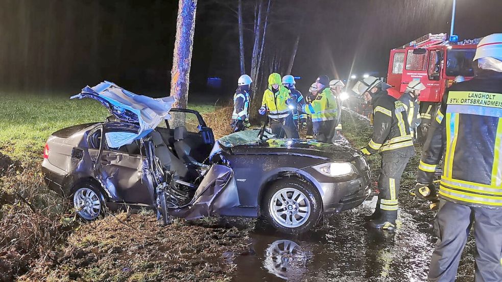 In Langholt hat es einen schweren Verkehrsunfall gegeben. Foto: Block/Feuerwehr Ostrhauderfehn