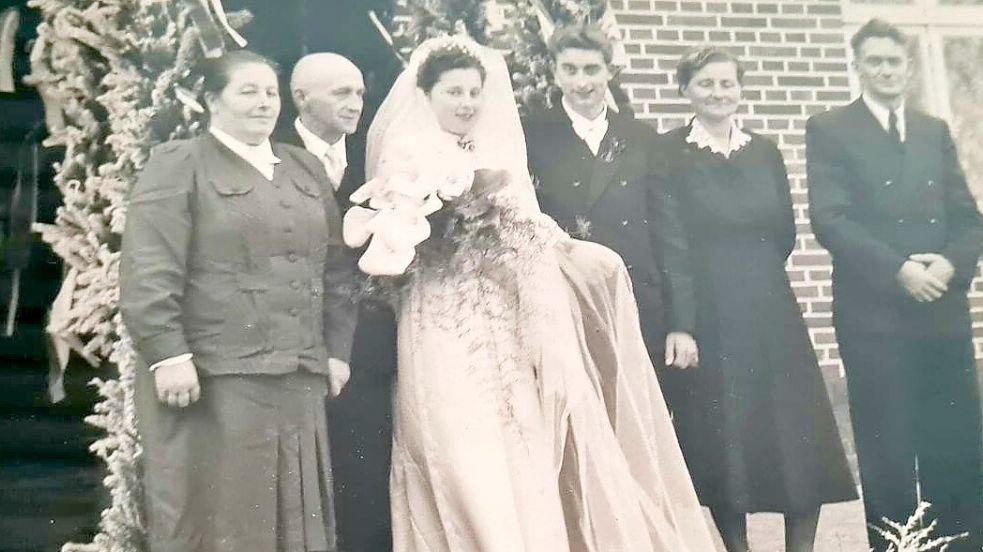 Die Kösters bei ihrer Hochzeit vor genau 70 Jahren, am 30. Dezember 1953. Rechts und links stehen jeweils ihre Eltern. Repro: Cordes