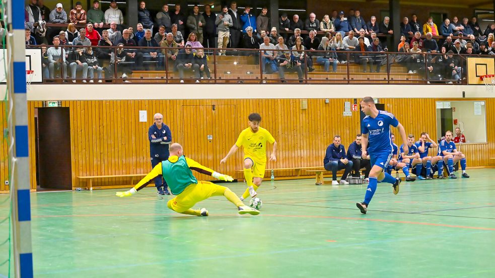 Germania Leer (am Ball Zolfaqhar Nazari) feierte drei Siege in drei Spielen. Foto: Lohmann