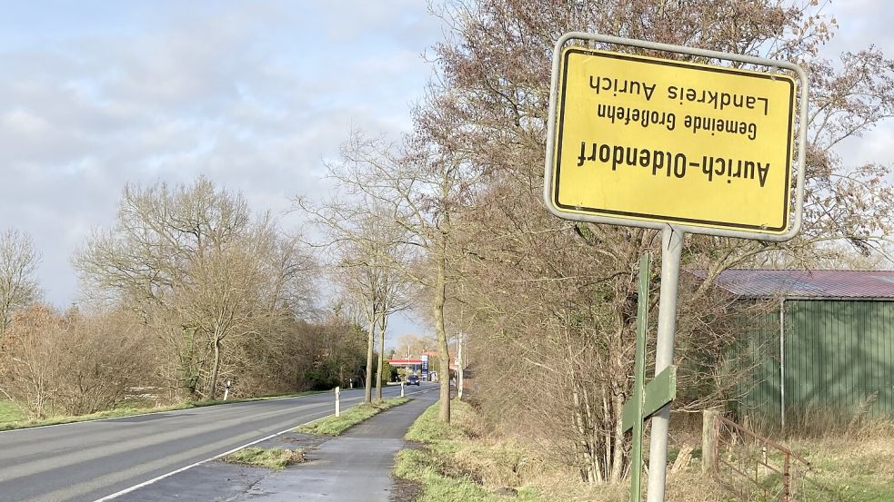 Am Postweg zwischen Ostgroßefehn und Aurich-Oldendorf ist das Ortsschild gedreht worden. Foto: privat