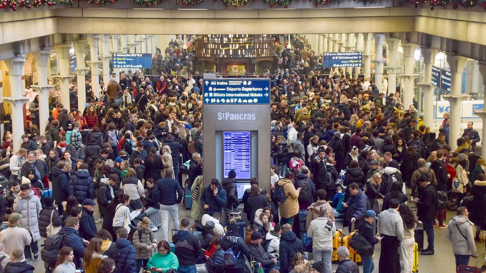 Zahlreiche Fahrgäste warten am Bahnhof St. Pancras International auf Informationen, nachdem der Eurostar-Zugverkehr zwischen London und Ebbsfleet wegen Überschwemmungen in einem Tunnel unter der Themse eingestellt wurde. Foto: dpa/Vuk Valcic
