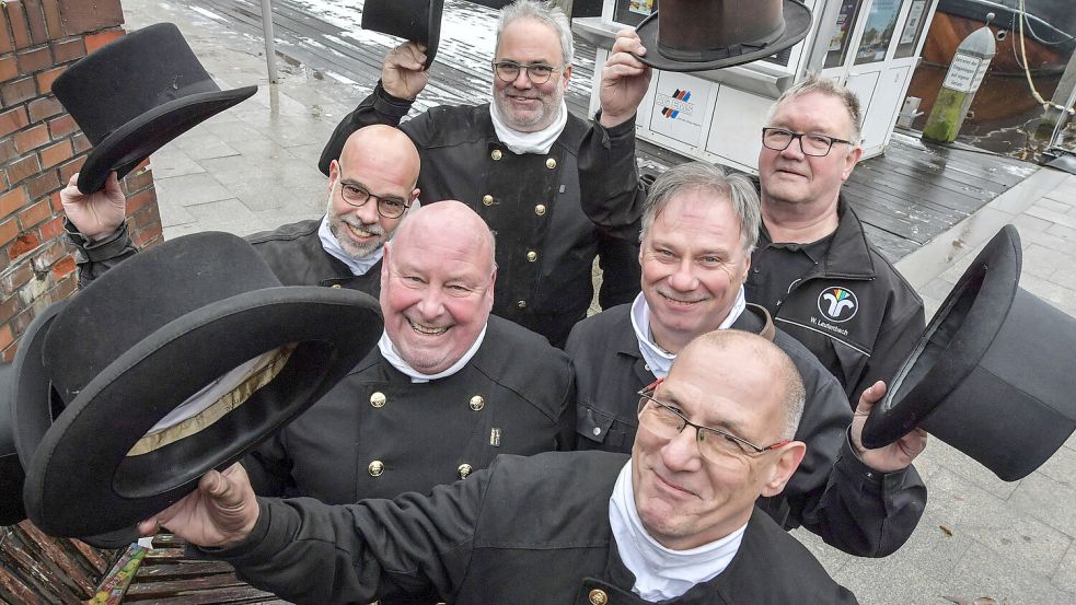 Sie sind in Emden als Schornsteinfeger zuständig: Sven Bergmann (von links, im Uhrzeigersinn) Heiko Frühling, Wilfried Lautenbach, Karl Schneider, Thorsten Klemd und Rollf Kuper. Foto: Ortgies